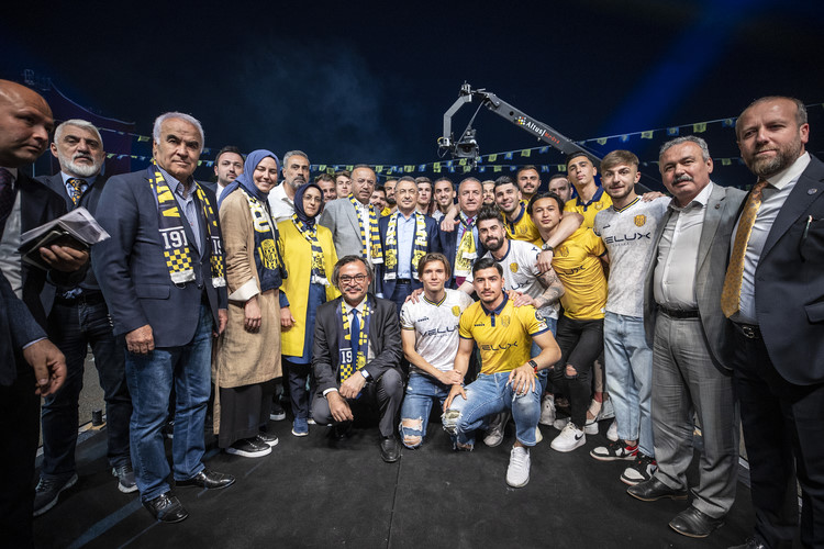Ankaragüçlüler Fuat Okat ile hatıra fotoğrafı çektirdi.