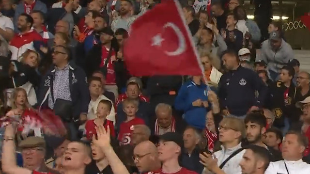 Lille tribünlerinde Türk bayrakları da yer aldı. (Görüntü beIN Sports'tan alınmıştır)