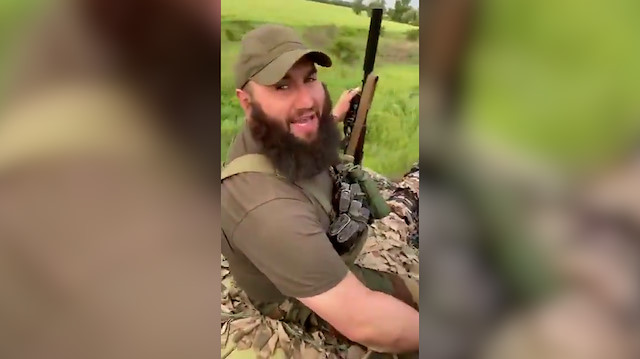 Şeyh Mansur taburuna bağlı Çeçen asker Rus birliklerinden ele geçirdiği tankla video çekti