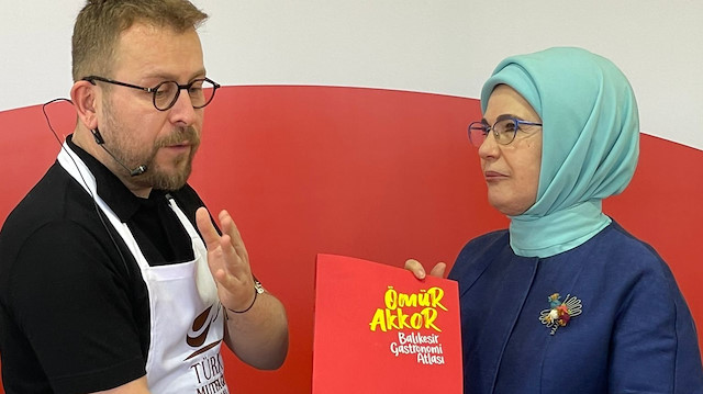 Akkor, Emine Erdoğan'a Ketebe yayınlarından yayınlanan “Balıkesir Gastronomi Atlası” kitabını hediye etti. 