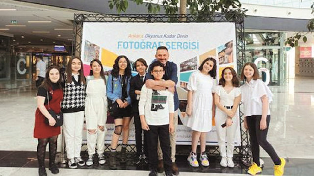 20 çocuğun çektiği 7 bin fotoğraf içinden 43 kare seçilerek, Ankara YHT Garı’nda bir sergi oluşturuldu. 