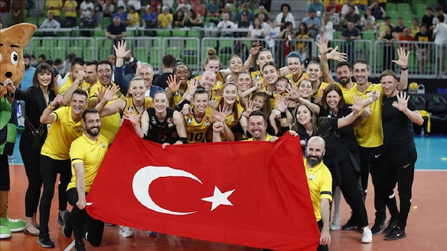 أردوغان يهنئ سيدات "وقف بنك" بإحراز بطولة أوروبا للكرة الطائرة