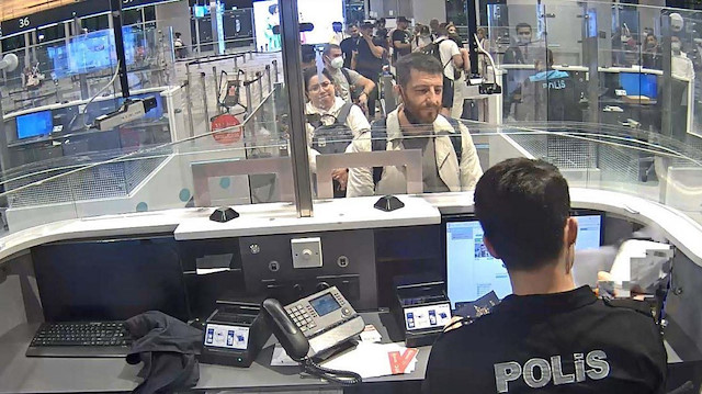 Sahte pasaportla Türkiye'ye girmek isterken yakalandı