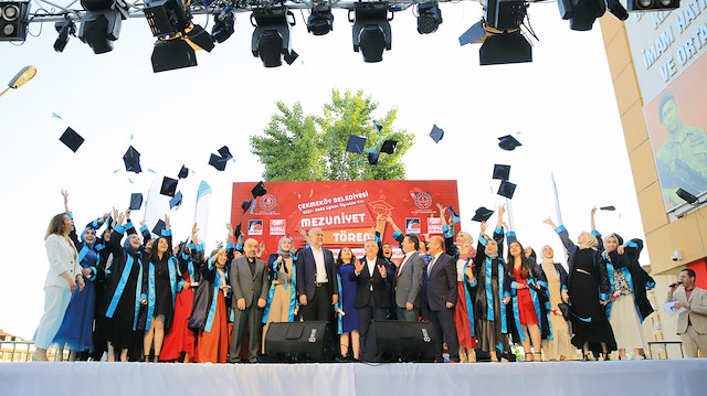 Çekmeköy Belediye Başkanı Ahmet Poyraz’ın ev sahipliğinde düzenlenen törenlerinin ilki Şehit Ömer Halisdemir İmam Hatip Lisesi’nde yapıldı. 