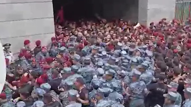 Paşinyan'ın istifasını isteyen protestocular Dışişleri Bakanlığını bastı