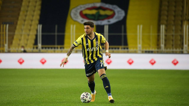 Ozan Tufan şu anda Fenerbahçe'de kadro dışı kalmış durumda.