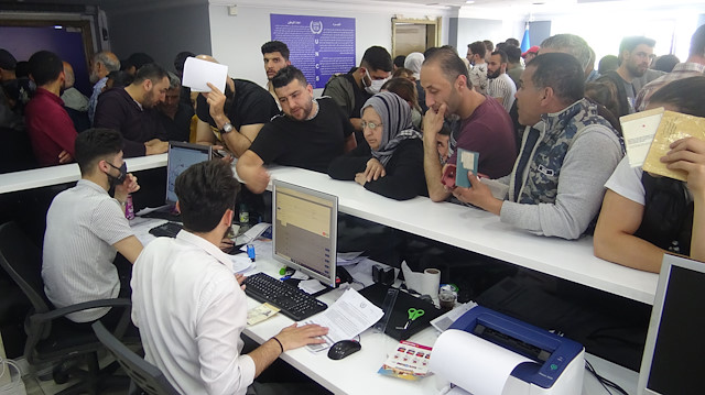 Göçmenlere Avrupa'da iş fırsatı sunan ofiste yoğunluk yaşanıyor.