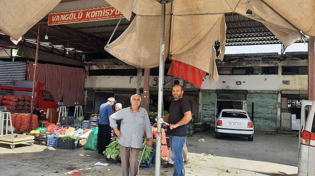 Sadık Kocadallı, 2019 yılında çıkan hortumda, çalıştığı sebze halinde şemsiye ile yerden 4 metre havalanmıştı.