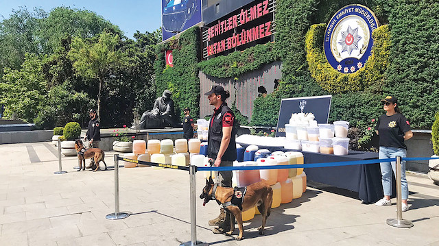 Narkotik polisleri, piyasaya sürülmek üzere İran’dan Türkiye’ye gönderilen 1 ton 117 kilogram metamfetamin ve sıvıyı ele geçirdi.