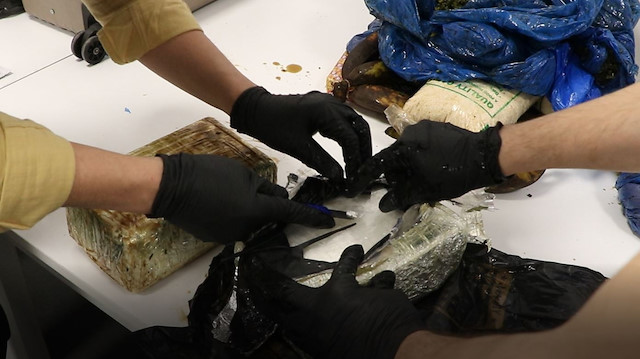  Yapılan detaylı incelemede silindir şeklinde makine parçasının içerisine gizlenmiş halde 3,472 kilogram kokain ele geçirildi.