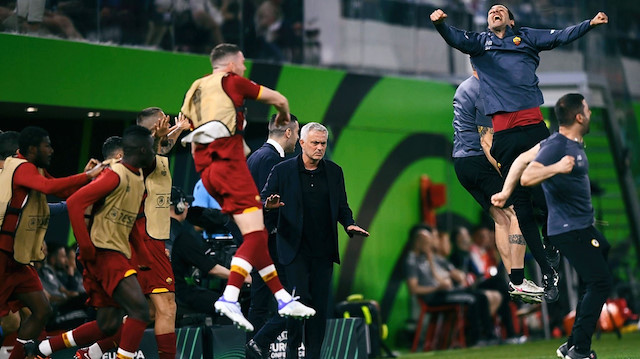 Jose Mourinho ve Romalı futbolcular.
