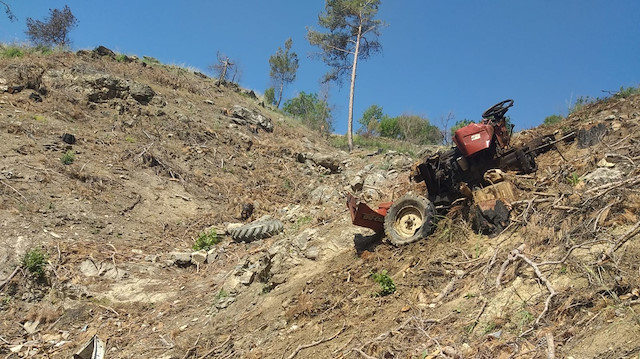 Manavgat’ta traktör 300 metrelik uçuruma yuvarlandı