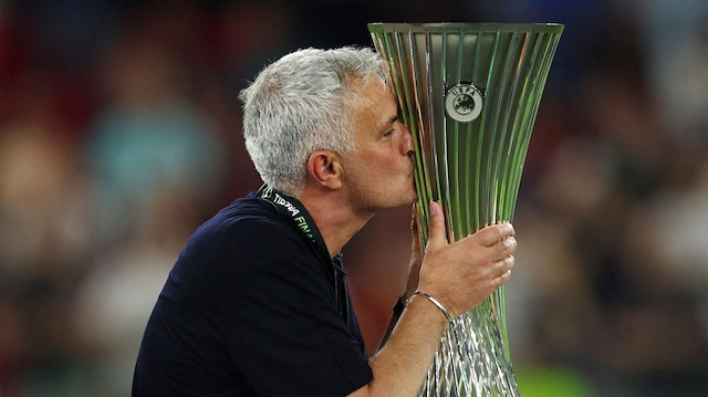 Jose Mourinho, Şampiyonlar Ligi, Avrupa Ligi ve Avrupa Konferans Ligi'ni kazanan ilk teknik adam oldu.