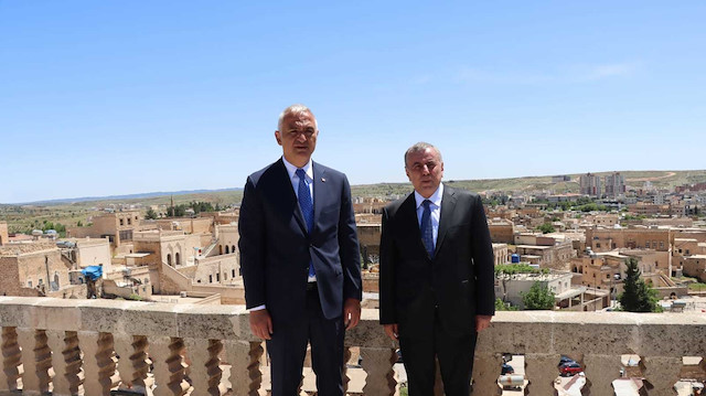 ​Kültür ve Turizm Bakanı Ersoy, Midyat'taki midnde incelemelerde bulundu