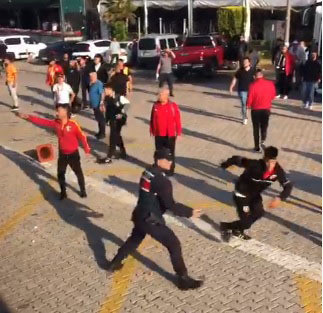 Jandarma ekipleri taşkınlık çıkaran taraftarlara müdahale etti.