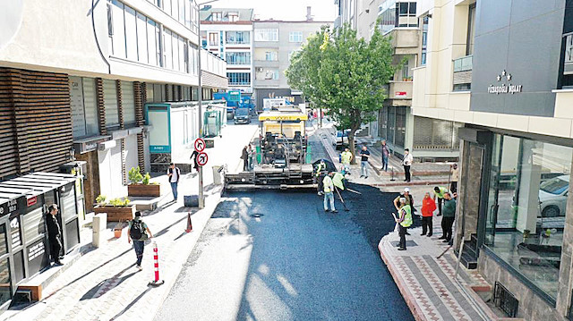 İlçe genelindeki altyapı, asfalt ve aydınlatma çalışmalarıyla Sultangazi yepyeni bir görünüme kavuşuyor.