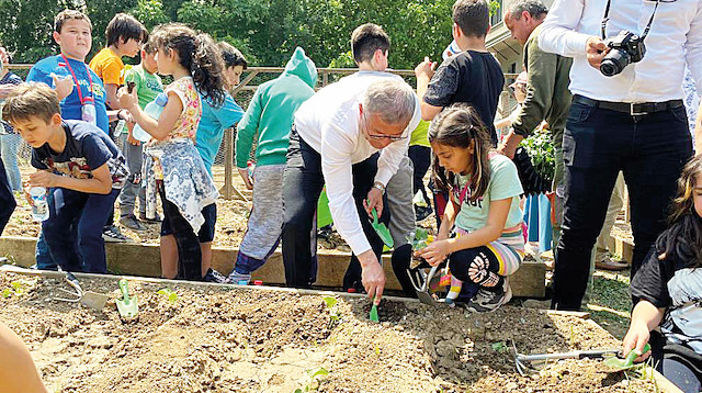 Belediye Başkanı Hilmi Türkmen ile birlikte fidelerini toprağa diken ve fidelere can suyu veren çocuklar, renkli görüntüler oluşturdu. 