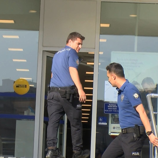 Beylikdüzünde banka soygunu: 80 bin doları alıp kayıplara karıştılar