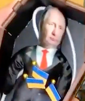 Putinin oyuncak bebeği satışa çıkarıldı