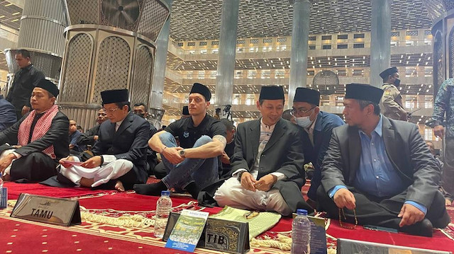 Mesut Özil Endonezya'nın başkenti Cakarta'da cuma namazı kıldı