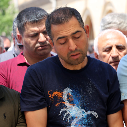 Acılı baba ayakta durmakta güçlük çekti: Kazada ölen Derya öğretmen ve kızı toprağa verildi