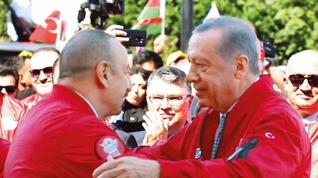  Azerbaycan Cumhurbaşkanı İlham Aliyev de “Bizim yanımızda daim 
kardeşlerimiz vardır. Bu kardeşlik desteğini her zaman hissediyoruz. Selçuk 
Bayraktar’ı da selamlamak istiyorum. Selçuk Bayraktar gençler için örnektir” dedi.