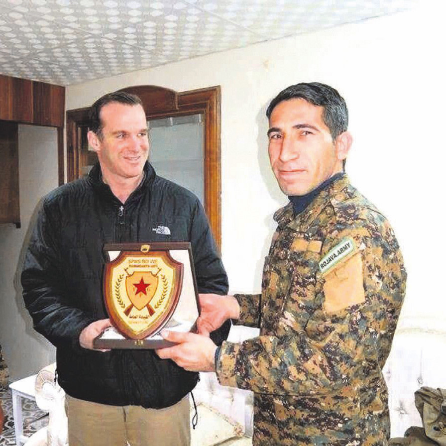 ABD’li diplomat, PKK’lı teröristlerden üstün hizmet plaketi aldı.