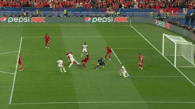 Benzema'nın iptal edilen golü öncesindeki ofsayt pozisyonu.