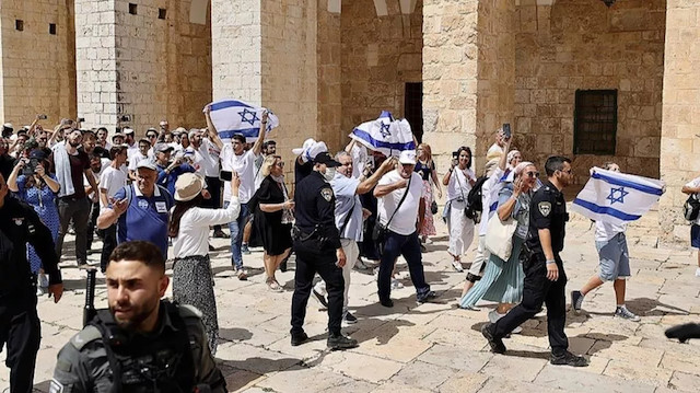 Fanatik Yahudiler Mescid-i Aksa'da İsrail bayrağı açtı.