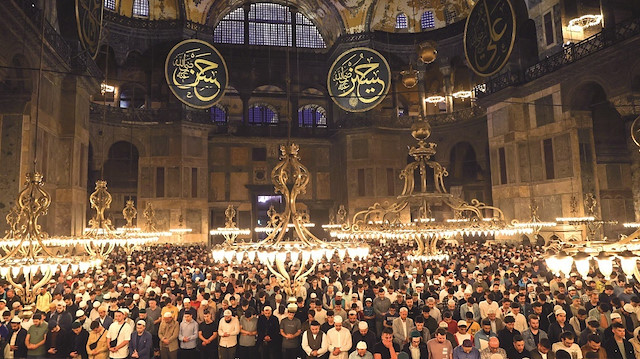 İstanbul'un Fethi dolayısıyla düzenlenen organizasyonda çok sayıda genç, önceki gün Ayasofya-i Kebir Cami-i Şerifi'nde sabah namazında buluştu.