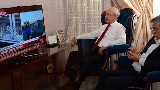  CHP liderinin televizyon izlerken çekilen fotoğrafında kravatını kırmızı ile değiştirdiği dikkat çekti.