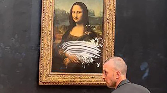 Paris'te sergilenen Mona Lisa tablosuna pastalı saldırı.