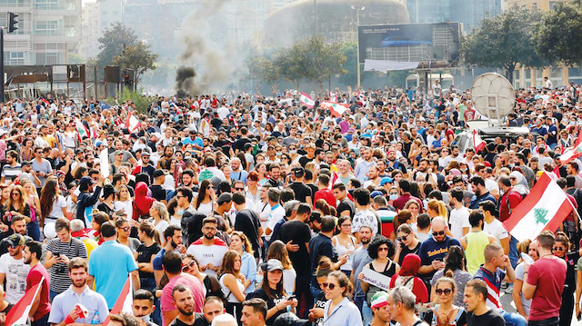 Lübnanlılar, ülkelerinin içine yuvarlandığı derin uçurumu protesto etmek için sıklıkla sokaklara dökülse de, çözüm için somut adımlar atılabilmiş değil.