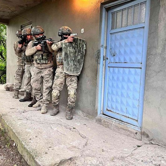 PKK/KCK terör örgütüne yönelik düzenlenen Bitlis merkezli eş zamanlı operasyonda 12 şüpheli gözaltına alındı