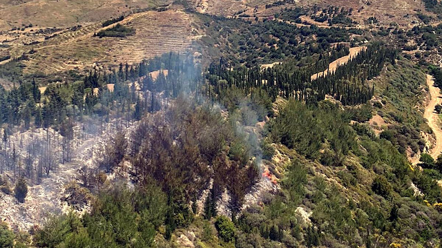 İzmir Orman Bölge Müdürlüğüne bağlı ekipler, yangına 15 arazöz, 6 su tankeri, 2 uçak ve helikopterle müdahale etti.

