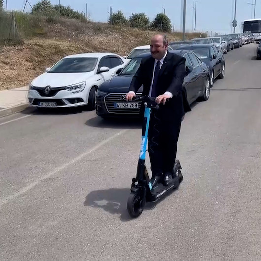 Sanayi ve Teknoloji Bakanı Mustafa Varank elektrikli scooter kullandı