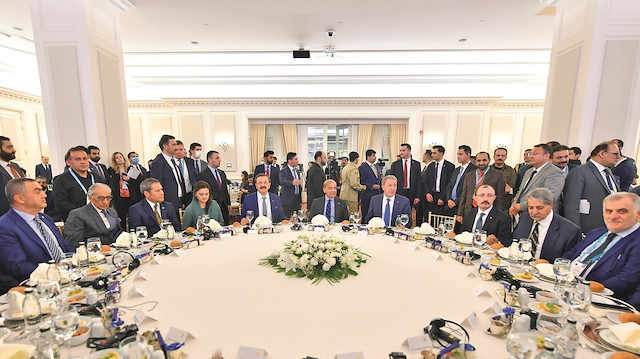 Türkiye-Pakistan İş Forumu'na Albayrak Holding 
Yönetim Kurulu Başkanı Ahmet Albayrak da (sağda) katıldı.
