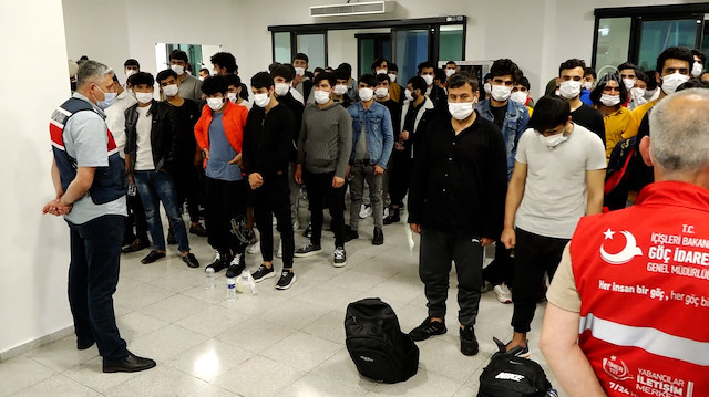 İstanbul'da  yakalanan 2 bin düzensiz göçmen uçakla ülkelerine gönderildi