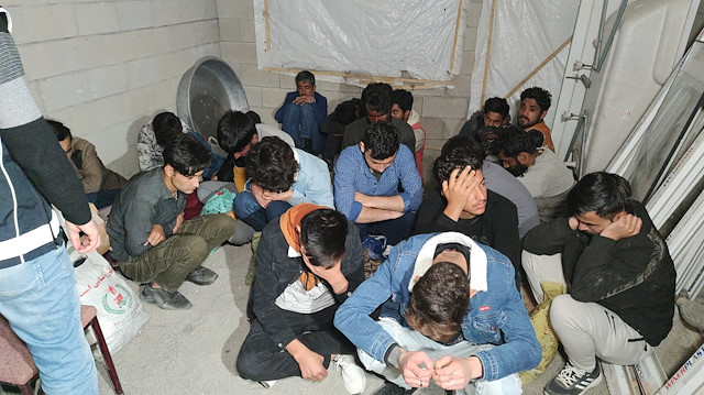Van'da inşaat halindeki evde 20 kaçak göçmen yakalandı