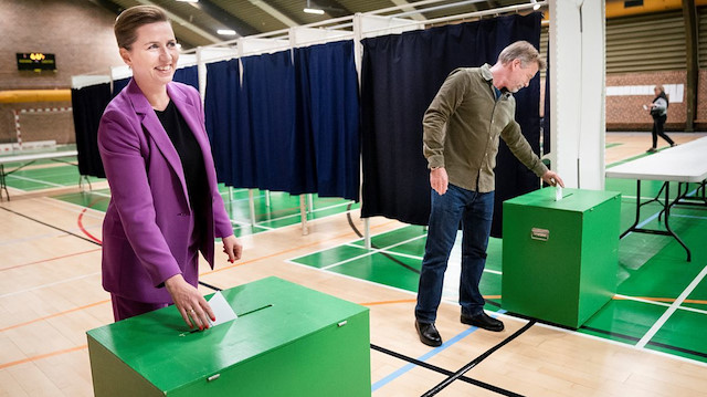 Sosyal Demokrat Lideri ve Danimarka Başbakanı Mette Frederiksen ve eşi Bo Tengberg,  Danimarka'nın Vaerloese kentinde, Danimarka'nın AB-savunma dışında kalma konusunda referandum düzenlediği Hareskovhallen'de oy kullanıyor. 