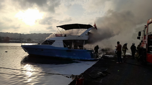 Fatih Balat’ta sahile demir atan özel gezi teknesi yandı. 
