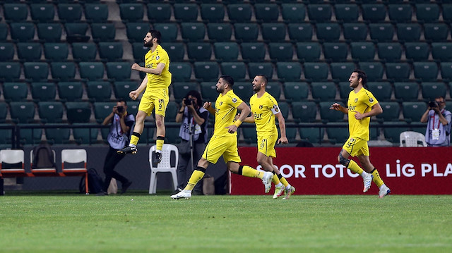 İstanbulsporlu futbolcuların gol sevinci.