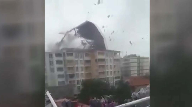 Kahramanmaraş'ta fırtına nedeniyle binanın çatısı kağıt gibi uçtu