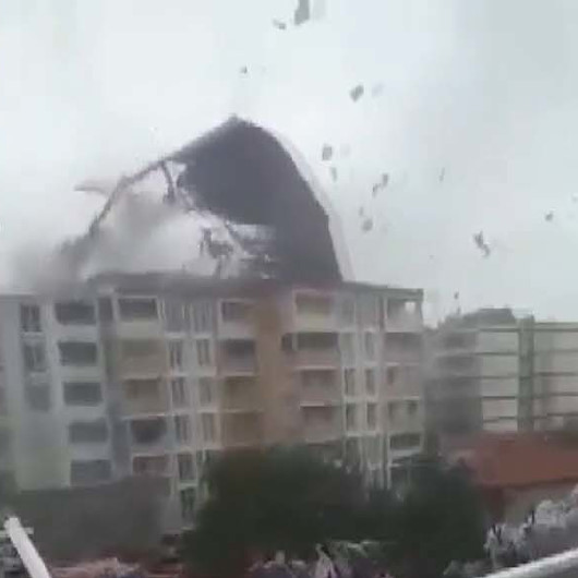 Kahramanmaraşta fırtına nedeniyle binanın çatısı kağıt gibi uçtu