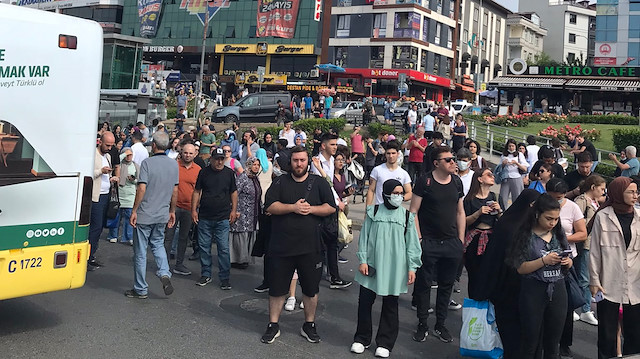 Metro İstanbul'da arıza: Otobüslere yönlendirilen vatandaşlar sosyal medyada İBB'ye isyan etti