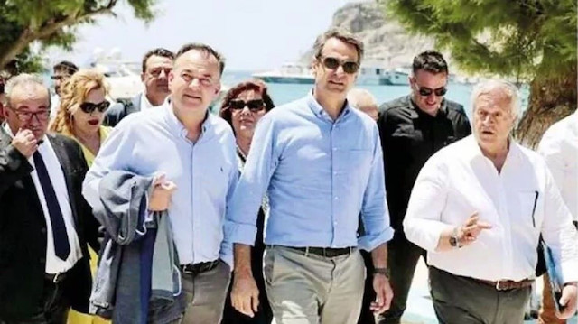 Yunan medyası, Miçotakis’in Keçi Adası’nda polis karakolu, sağlık ocağı ve sahil güvenlik ofisini ziyaret ettiğini yazdı.
