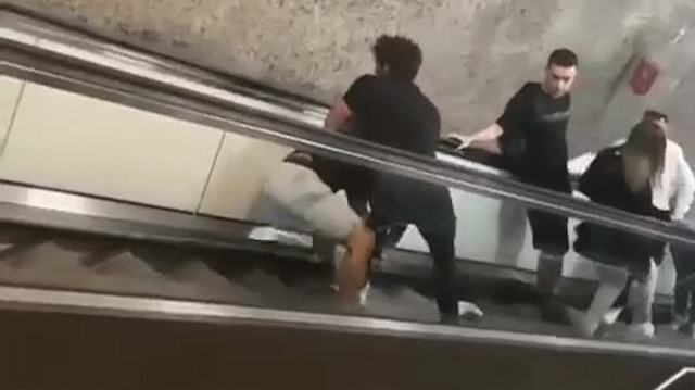 Pes dedirten kavga, metro durağındaki yolcuların cep telefonu kamerasına yansıdı.