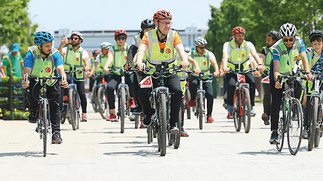 Başkan Kartoğlu, Başakşehir Belediyesi’nin Kayaşehir’deki yeni hizmet binasında buluştuğu gençlerle birlikte Başakşehir Millet Bahçesi’nde bulunan bisiklet yolunda tur attı.