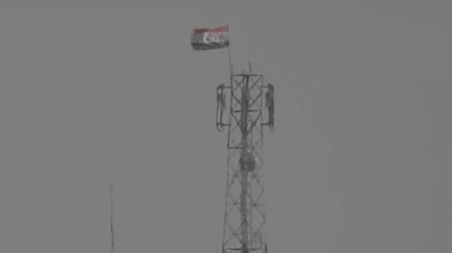 Münbiç ve sınır hattındaki bazı yerleşimler gibi Tel Rıfat'taki teröristler de rejim bayrağı kullanıyor.