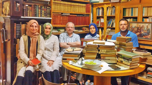 (Soldan sağa) Fulya İbanoğlu ve Filiz Dıgıroğlu, kitabı birlikte hazırladıkları İsmail Kara ile bir sahaf ziyaretinde. Kara’nın öğrencilerinden Esra Evsen Aydın ve Ali Adem Yörük de onlara eşlik ediyor.